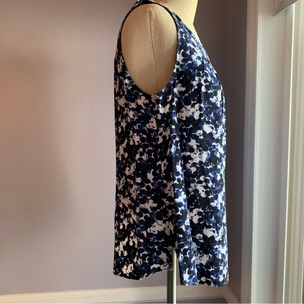 White House Black Market pleat neck sleeveless shell modern polka dot Size Small